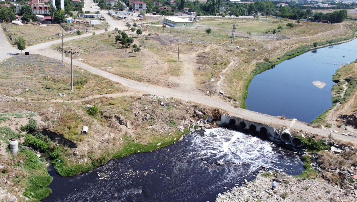 Simsiyah akan Çorlu Deresi'ni kirleten tesislere 25 milyon lira ceza