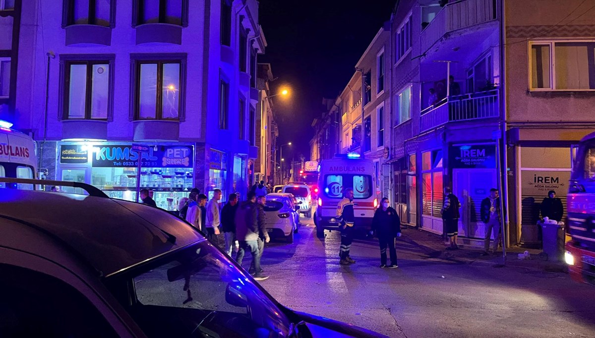 Bursa'da evlerinde çıkan yangında anne ile 4 çocuğu dumandan etkilendi Bursa'da evlerinde çıkan yangında anne ile 4 çocuğu dumandan etkilendi
