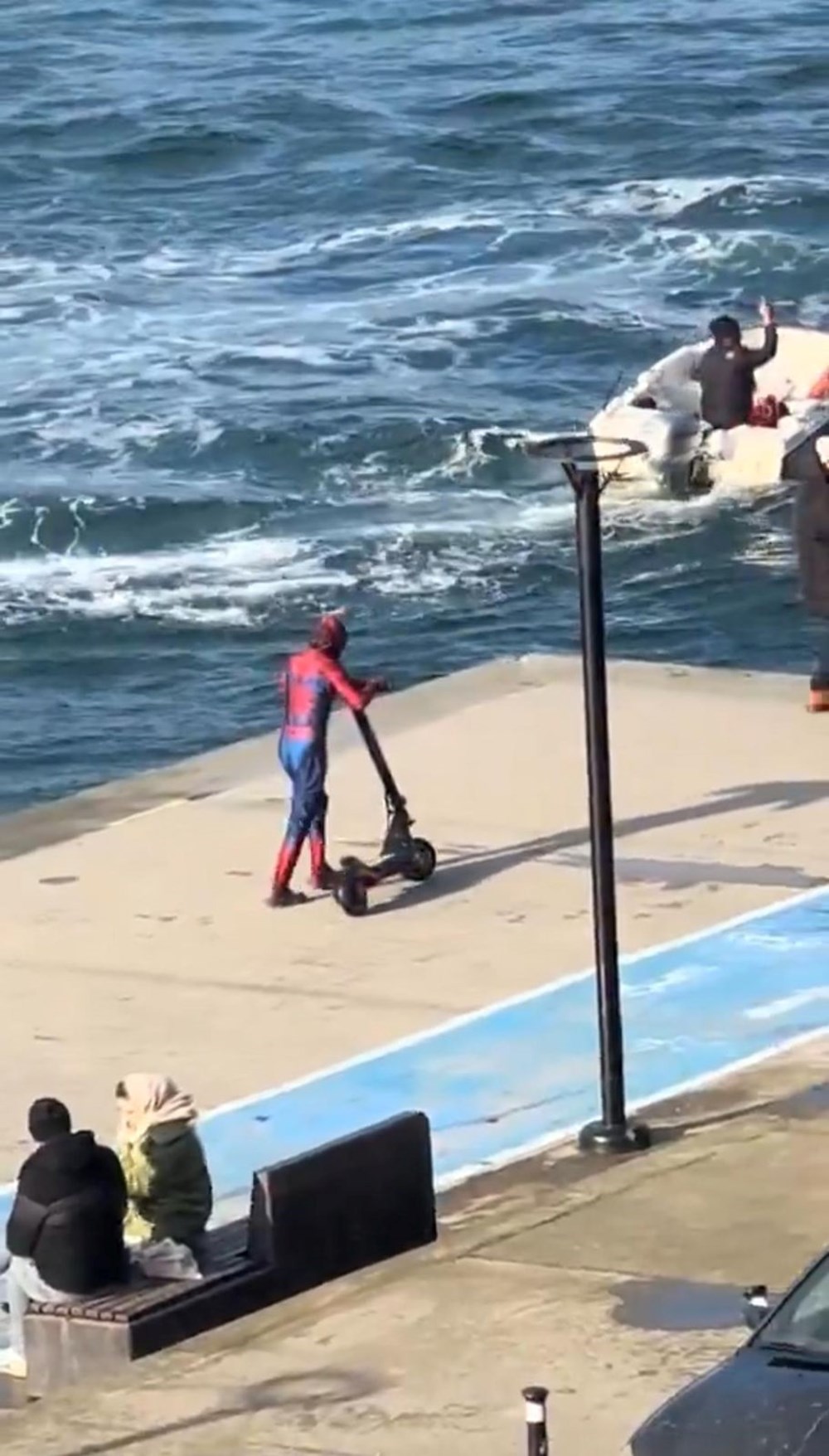 süper kahramanların beşik kıyısında beklenmedik tatili: Batman, sörfüne dalıyor, Spider-Man, scooter'la sokakları arşınlıyor 74 TV28v6R6REqcdWQ9s6bVFw