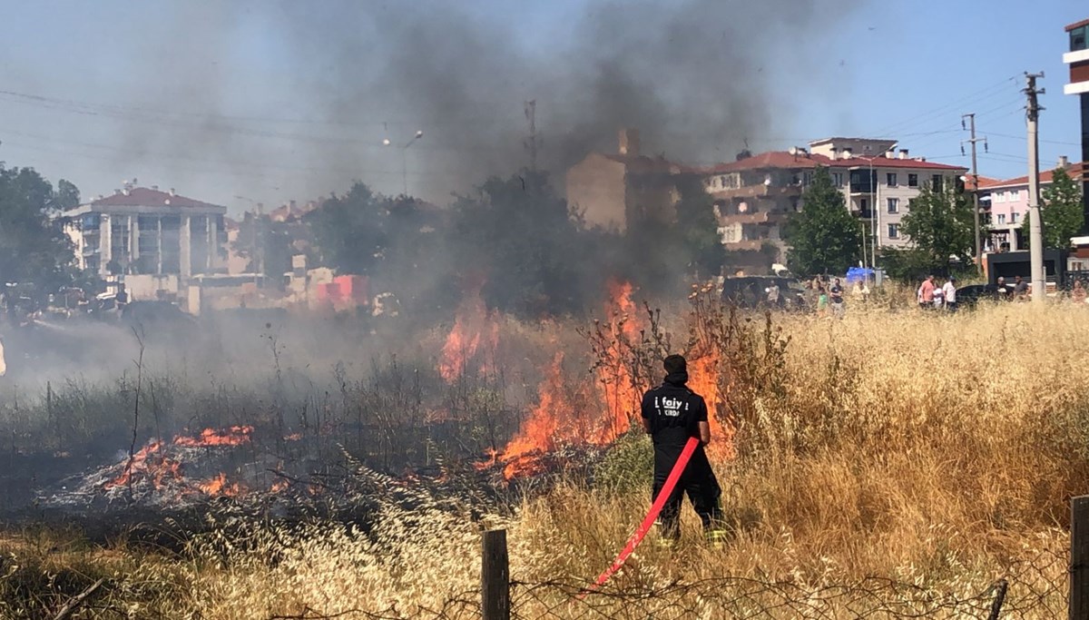 Tekirdağ'da 5 dönümlük arazide korkutan yangını! Son anda kurtarıldılar