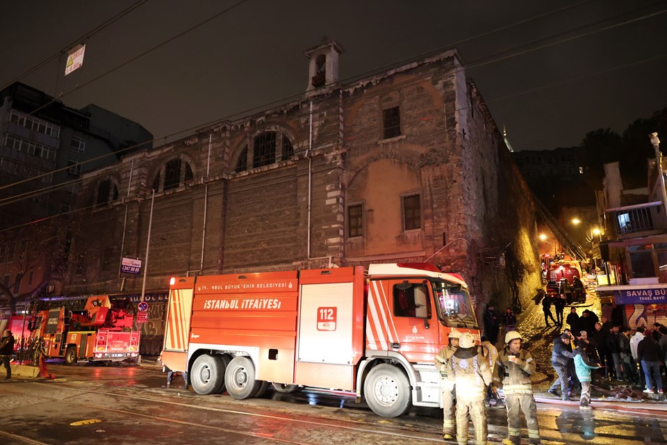 Beyoğlu'nda tarihi kilisenin lojmanında yangın: 2 kişi hayatını kaybetti - 2