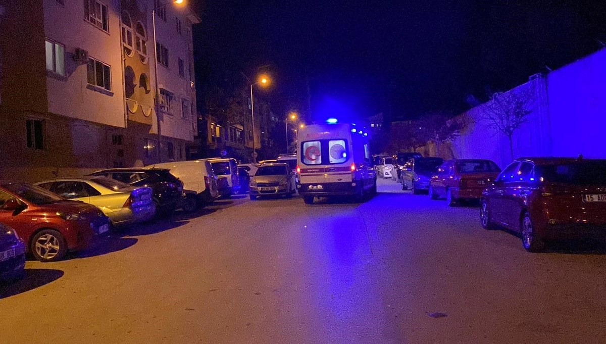 Evdeki asma tavan üzerlerine çöktü Evdeki asma tavan üzerlerine çöktü
