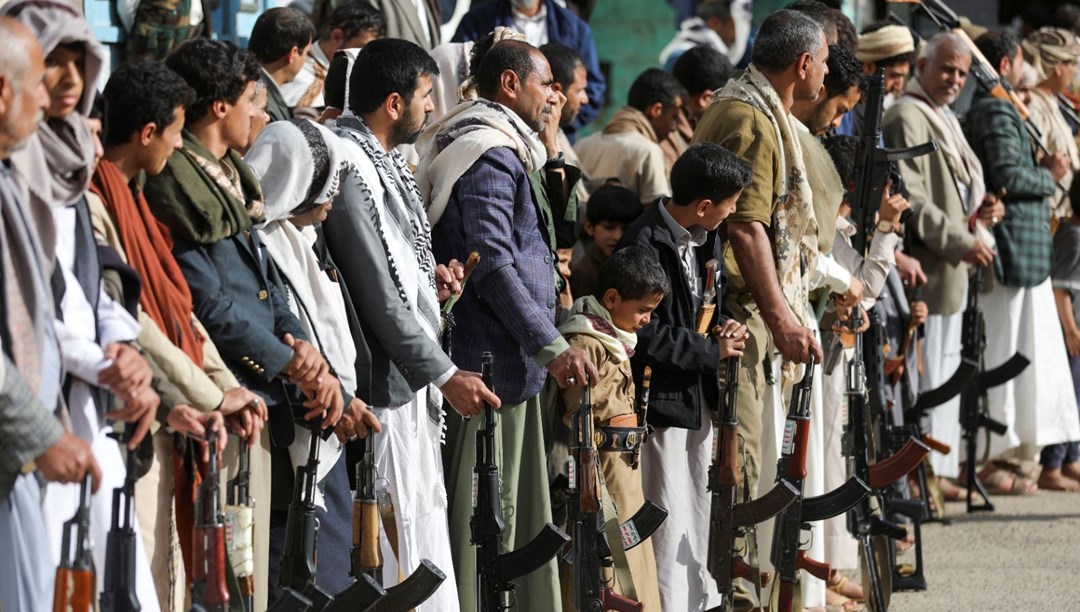 Husiler, Kızıldeniz’de ABD’ye ait 2 savaş gemisini hedef aldı