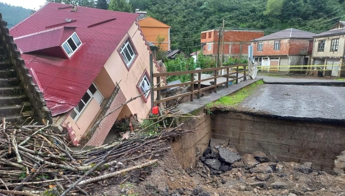 Giresun’u sel vurdu: Karayolu ulaşıma kapandı, bir ev yan yattı