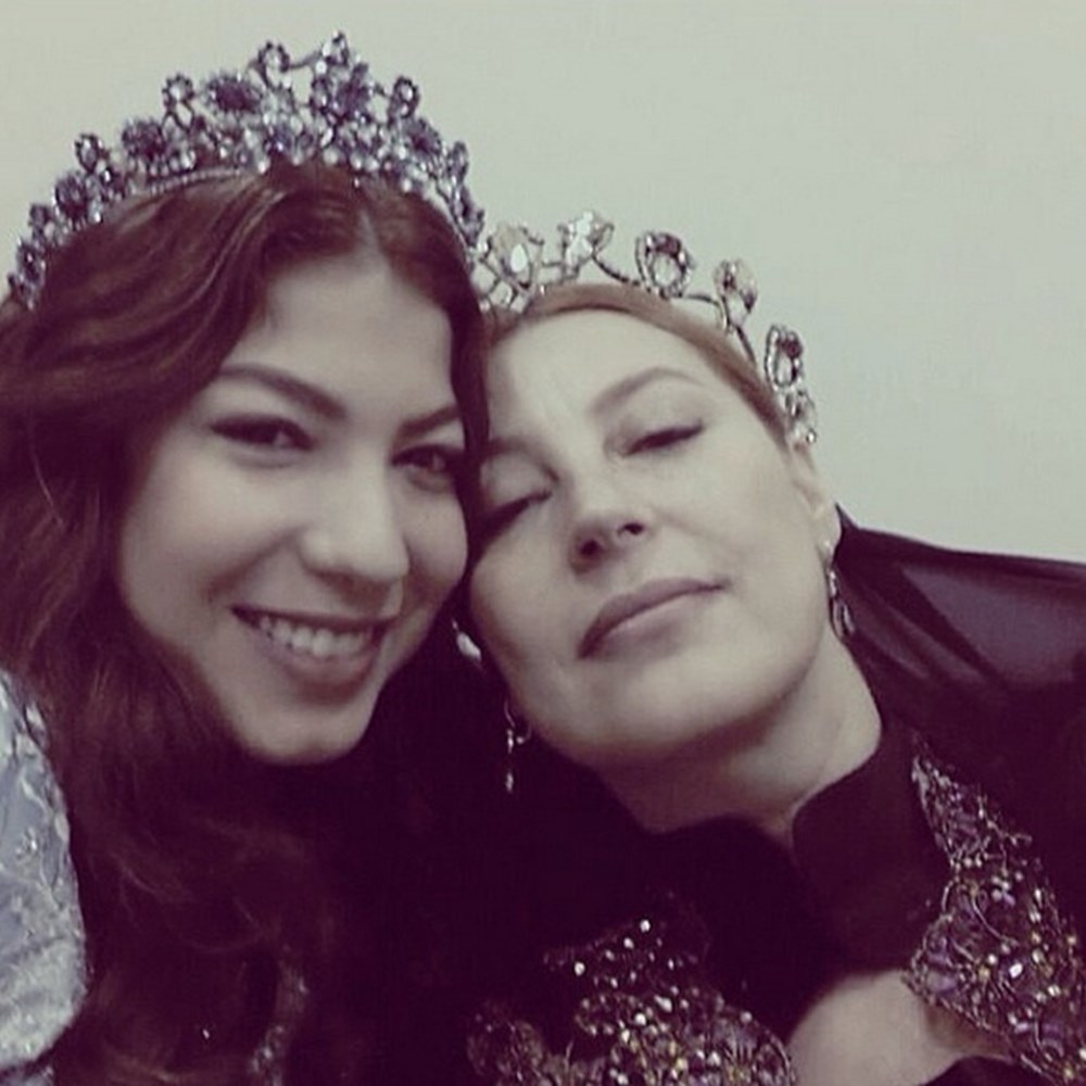 Перчин актриса турецкая. Актриса вахиде гёрдюм. Вахиде перчин дочь ализе. Ализе гёрдюм и вахиде перчин. Вахиде гёрдюм.