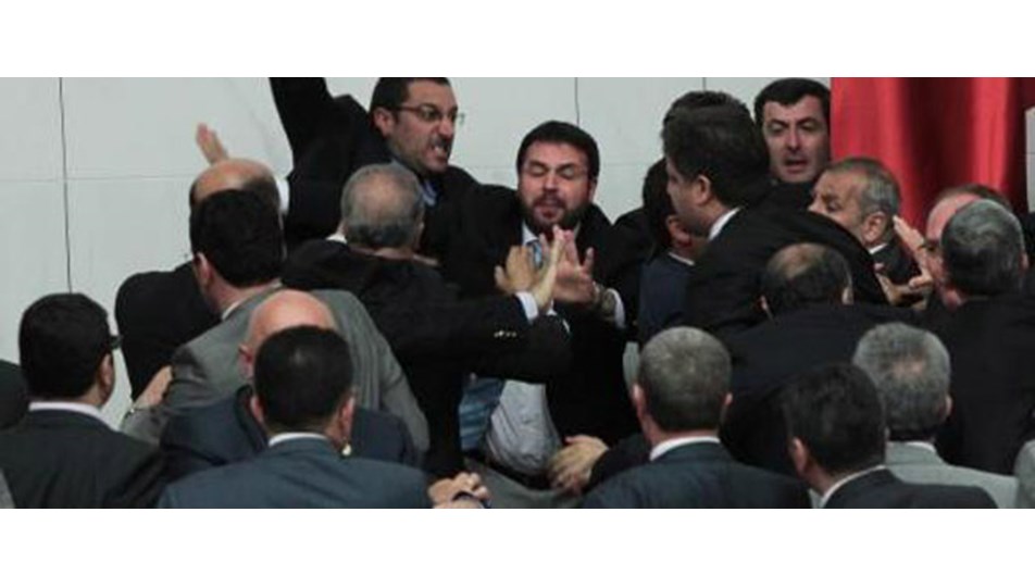 Yırtılan önerge kavga çıkardı