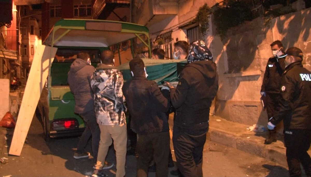 Beyoğlu’nda 4 katlı binadan anne ve bebeğin cesedi çıktı Beyoğlu’nda 4 katlı binadan anne ve bebeğin cesedi çıktı