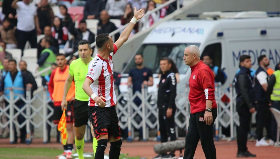 Sivasspor - Bodrum FK maçında olay: Yöneticilerle tribünler birbirine girdi | Takım kaptanı Uğur Çiftçi, taraftarla tartıştı