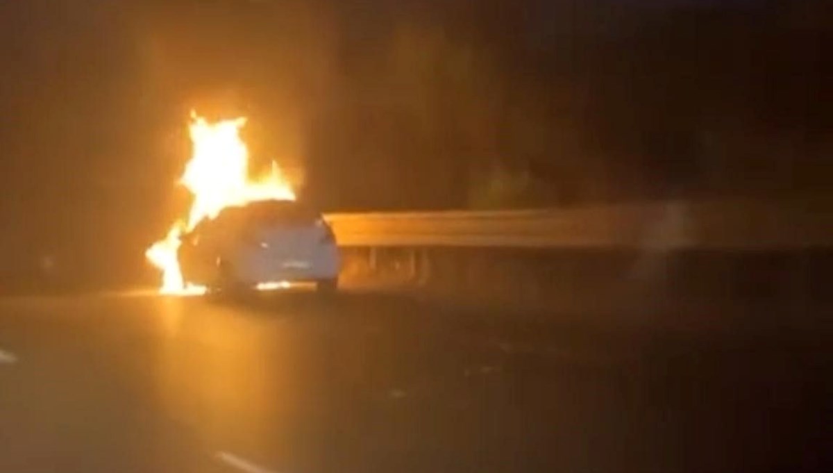 Arıza yapan araç bomba gibi patladı Arıza yapan araç bomba gibi patladı
