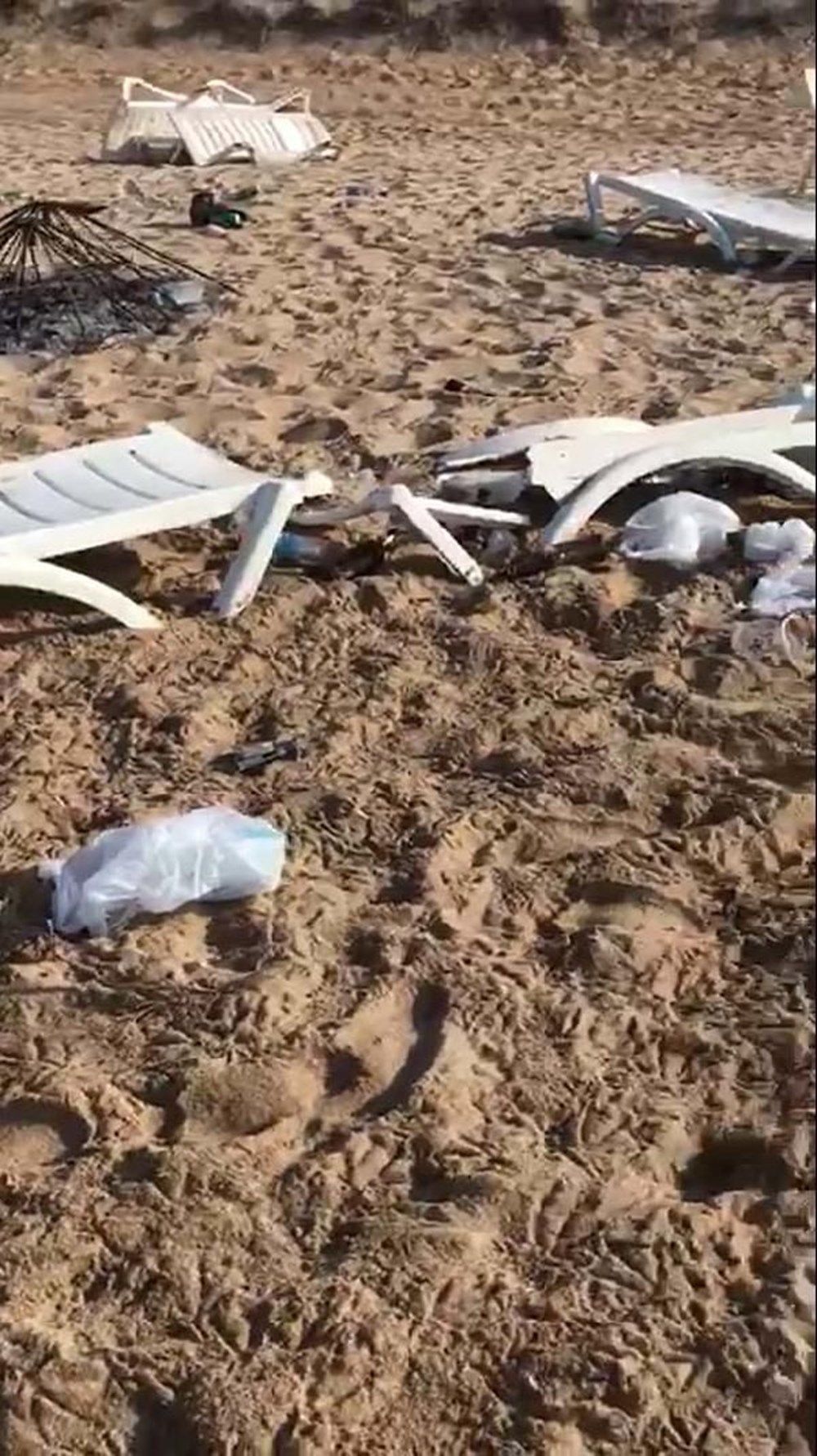 Bozcaada sahilindeki partide şezlongları kırıp, şemsiye yakıp, çöpleri bıraktılar - 4