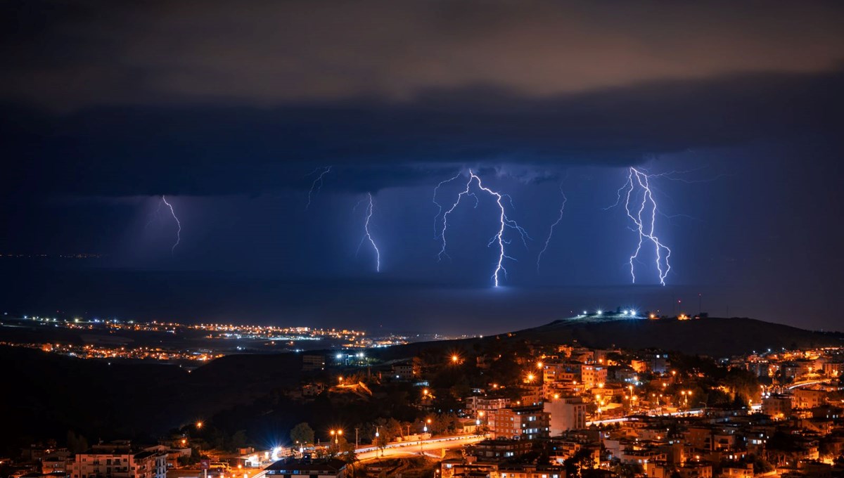 İskenderun Körfezi'nde şimşekli gece