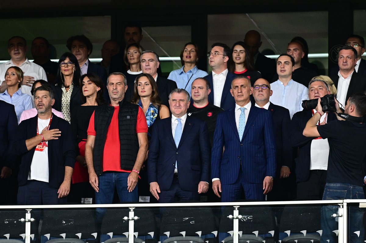 Hacıosmanoğlu, maçı Gençlik ve Spor Bakanı Osman Aşkın Bak ile birlikte izledi.