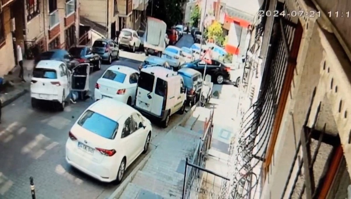 İstanbul’da sokağı savaş alanına çeviren kaza: Panikleyip otomobilden atladı