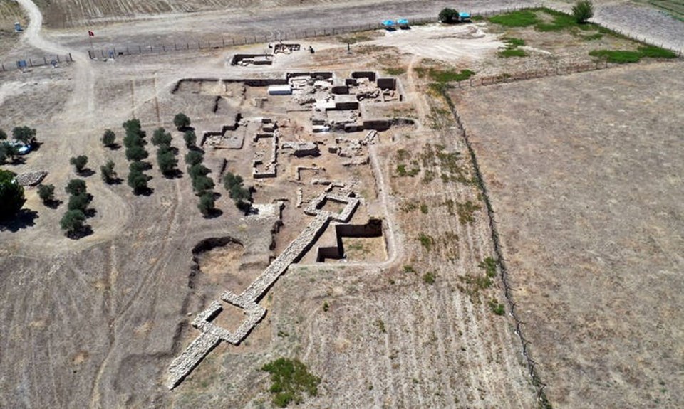 Aydın Tepecik Höyüğü'ndeki kazıda saray benzeri yapı ve tahıl küpleri bulundu - 1