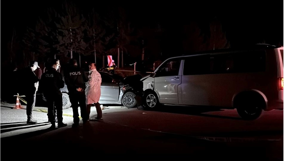 Minibüs ters şeritte dehşet saçtı: 1 ölü, 8 yaralı