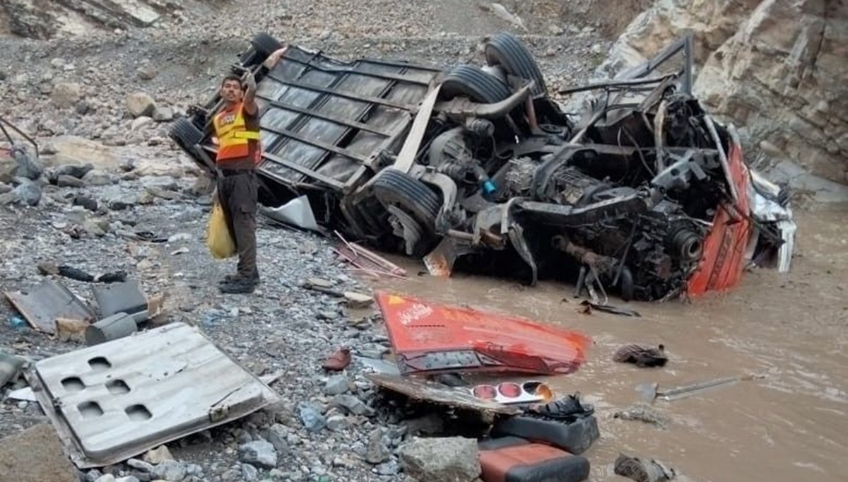Pakistan’da otobüs vadiye uçtu: 19 ölü, 12 yaralı