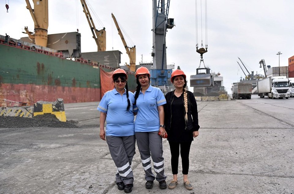 Uluslararası limanın kadın vinç operatörleri - 1