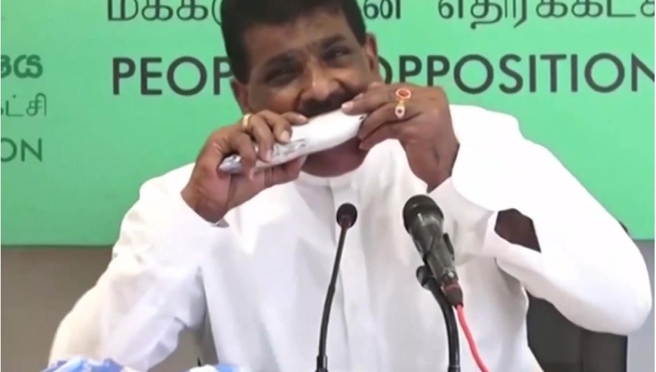 Sri Lanka’da eski bakan basın toplantısında çiğ balık yedi