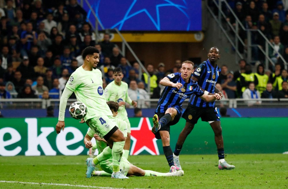 Şampiyonlar Ligi'nde destansı gece: Hakan Çalhanoğlu parladı, Inter - Barcelona maçı yıllarca konuşulacak bir sona sahne oldu - 13