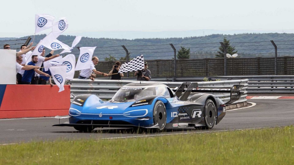 Volkswagen'in elektrikli yarış otomobili I.D. R meşhur Nürburgring pistinin en hızlı elektrikli otomobili. 