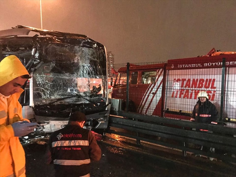 Haramidere metrobüs durağında kaza: 24 kişi yaralandı - 1