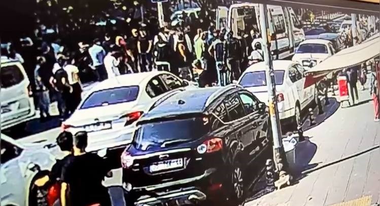 Güvenlik kamerasına yansıyan görüntülerde, bölgede çok sayıda insanın toplandığı görülüyor.