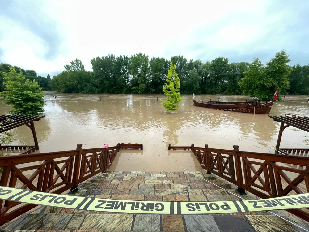 Karadeniz'i sel vurdu: Dereler taştı, yollar göle döndü, evleri su bastı - 13