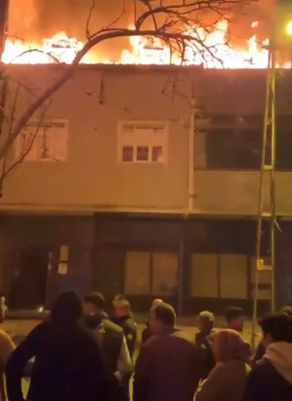 Tuzla'da 2 katlı binanın çatısı alev alev yandı - 1