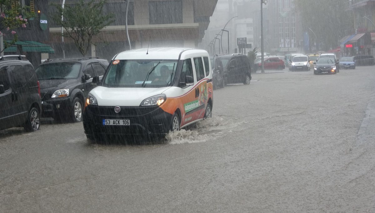 Rize'yi sağanak vurdu: Yollar göle döndü