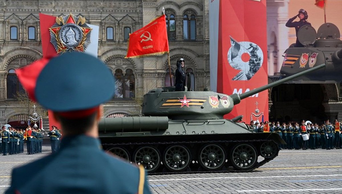 Rusya'da 2. Dünya Savaşı'ndan kalma tanklar depolardan çıktı Rusya'da 2. Dünya Savaşı'ndan kalma tanklar depolardan çıktı