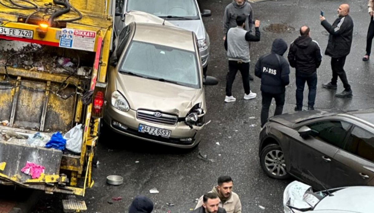 Bağcılar'da freni boşalan çöp kamyonu çok sayıda araca çarptı