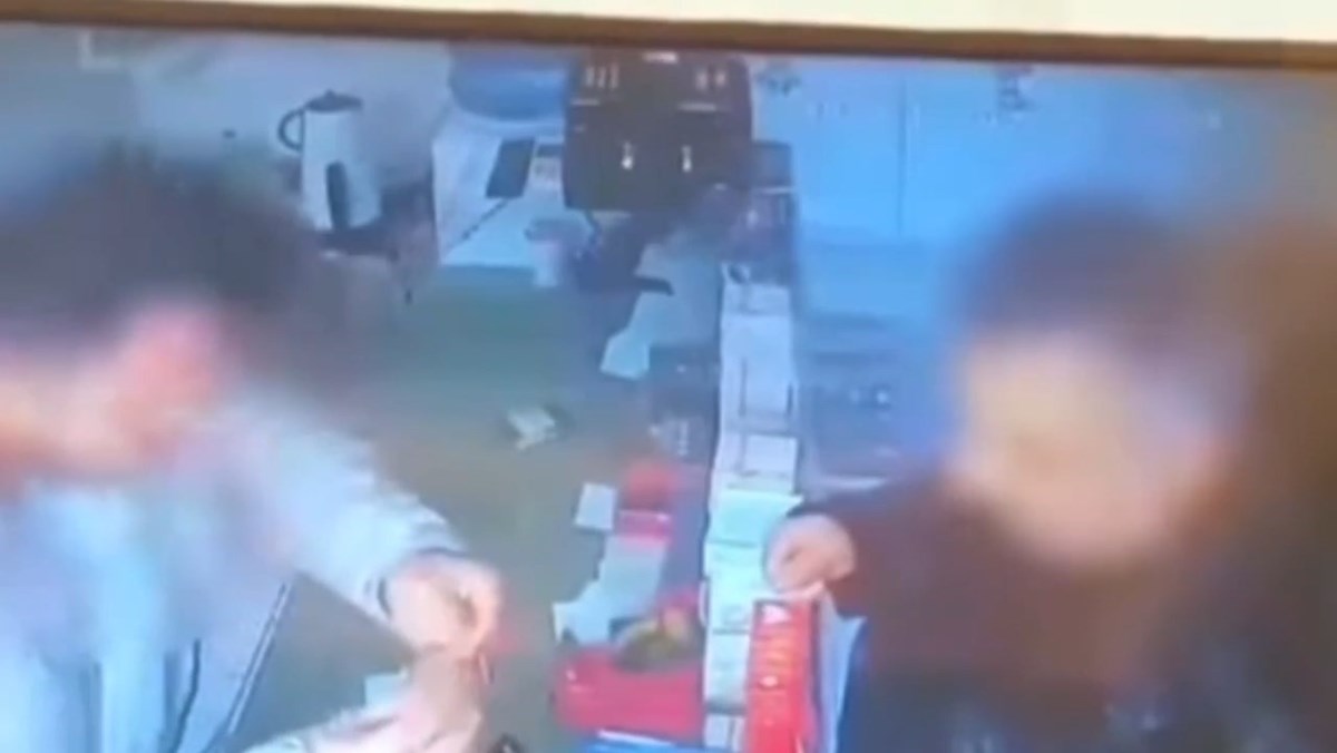 Şüphelinin bir kuyumcuya sahte altın satmaya çalıştığı anlar güvenlik kamerasına yansıdı. Şüphelinin bir kuyumcuya sahte altın satmaya çalıştığı anlar güvenlik kamerasına yansıdı.
