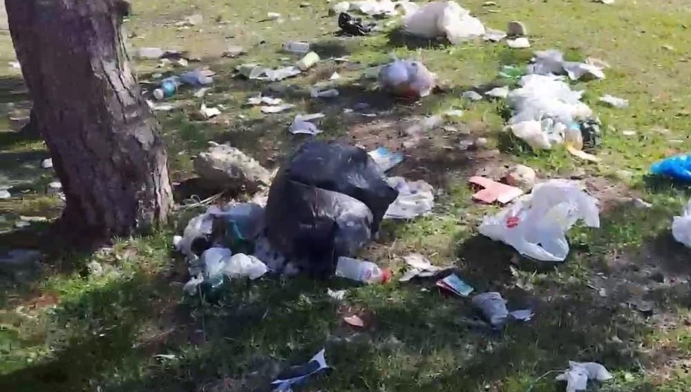 Piknikçiler gitti, çöpleri kaldı