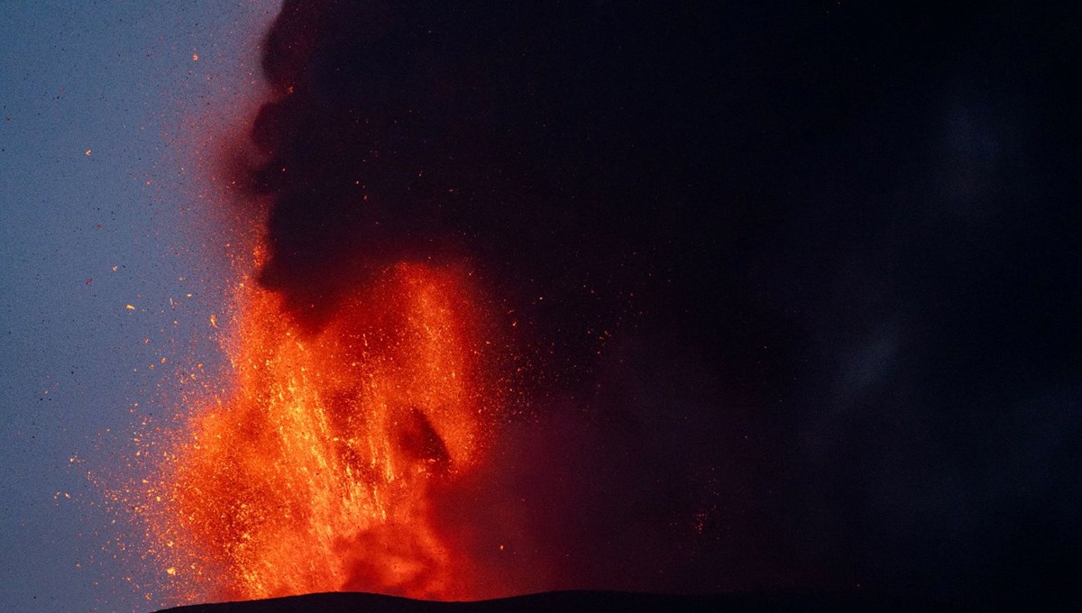 İtalya'da Etna tehlikesi: Kül ve lav püskürtüyor