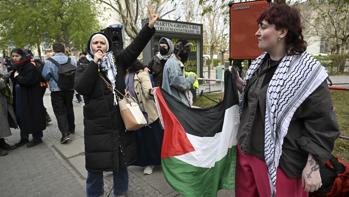 Berlin'de sınır dışı kararına tepki