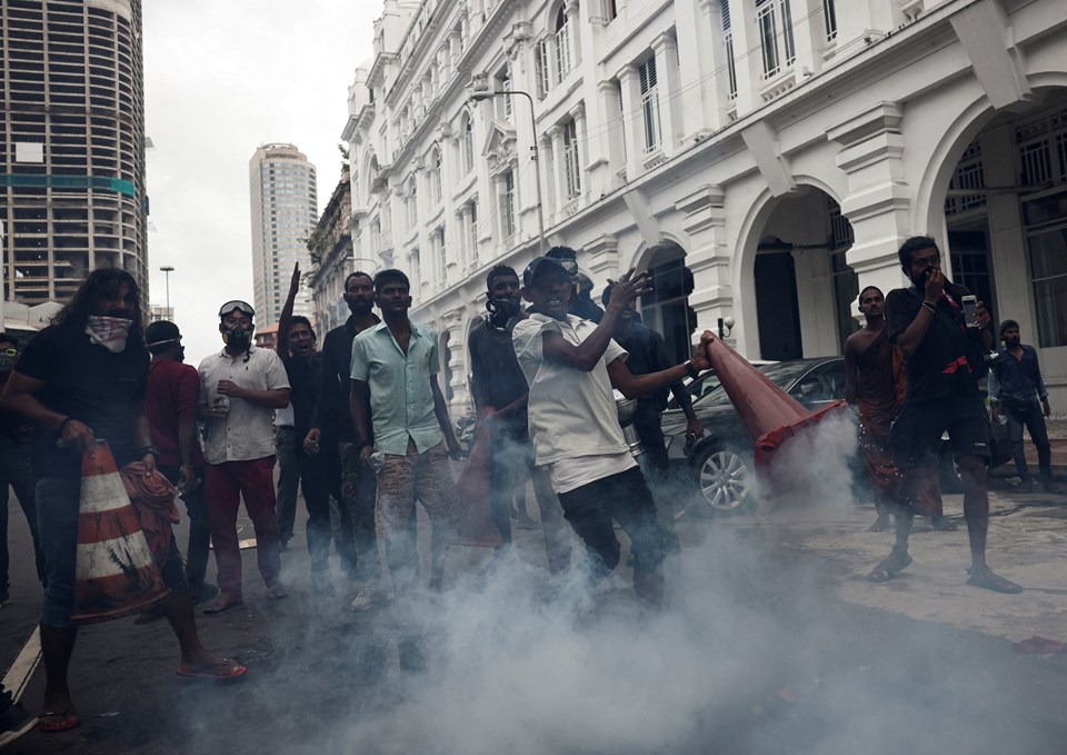 Sri Lanka'da memurlara aç kalmayın izni - 1