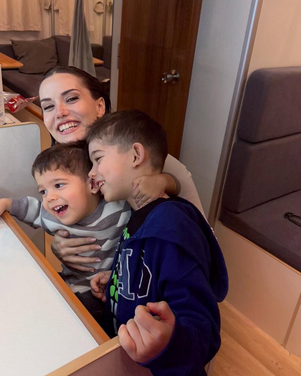 Fahriye Evcen ve oğullarından karavan pozları 73 TdFGYhagE0mk7 BZ2yfTAA