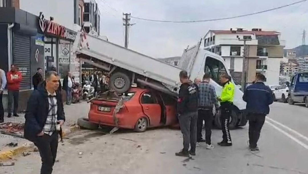 Kontrolden
çıkan araç duramadı, kamyonetin altına girdi