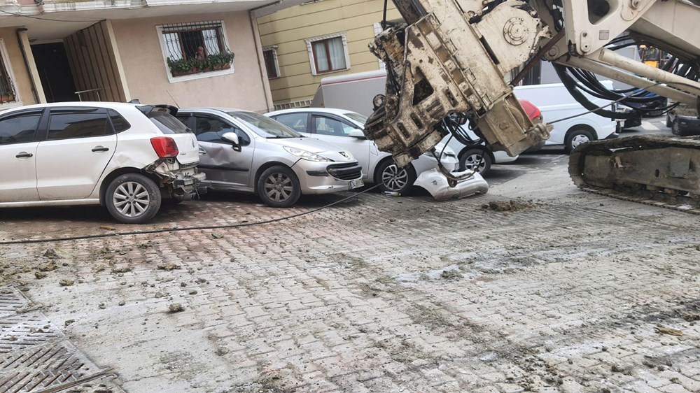 İstanbul’da korku dolu anlar: 200 tonluk makine yokuş aşağı kaydı - 2
