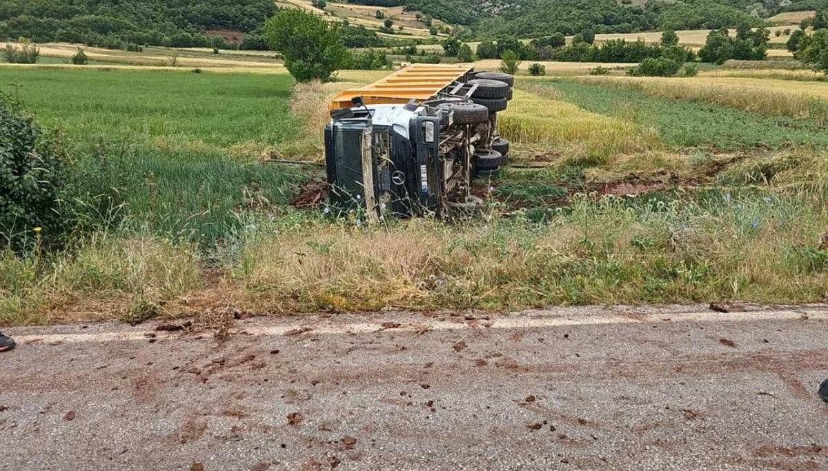 Devrilen kamyonun şoförü öldü