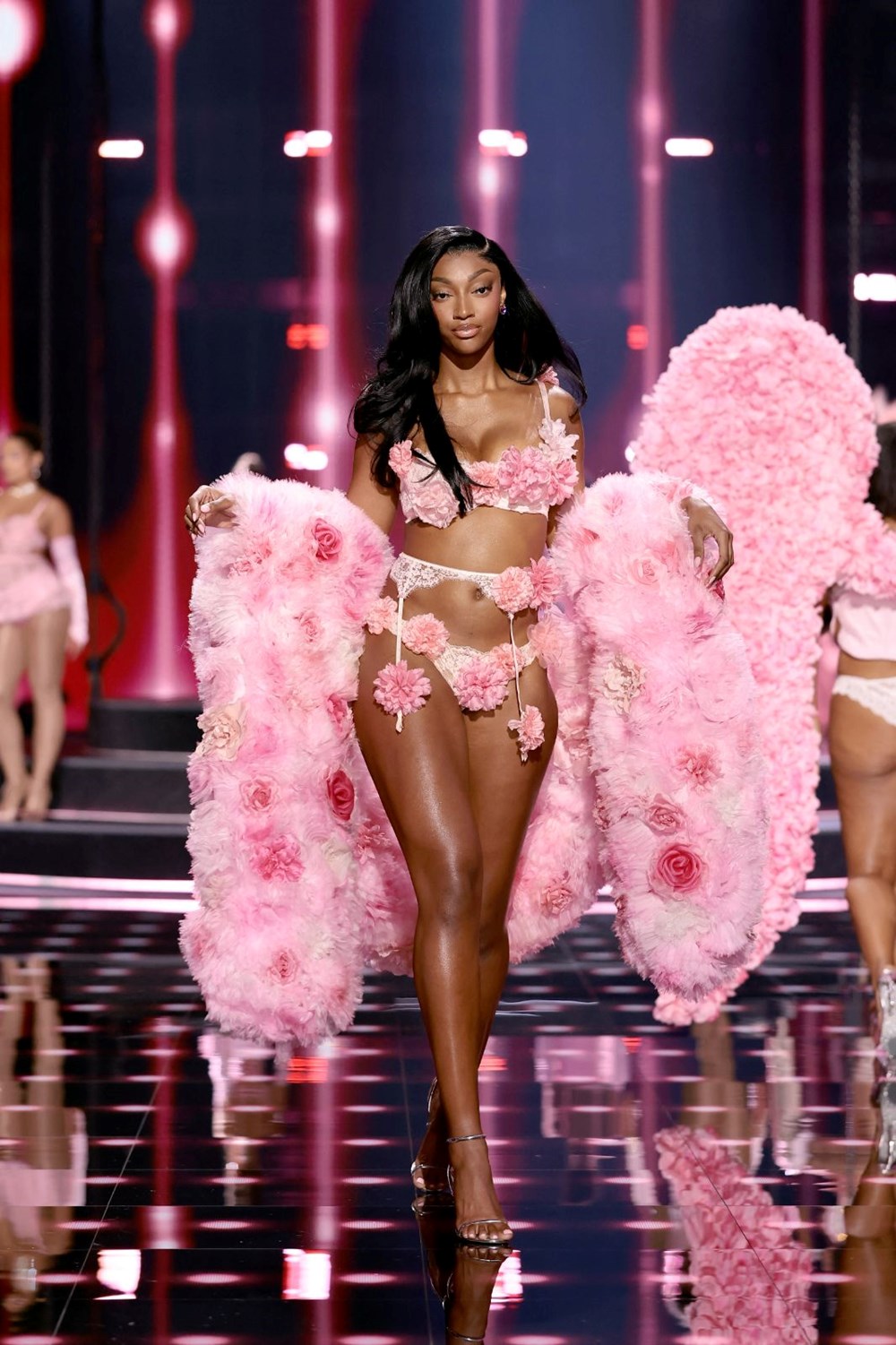 Victoria’s Secret defilesinde büyük sürpriz: 9 aylık hamile model podyumda - 4