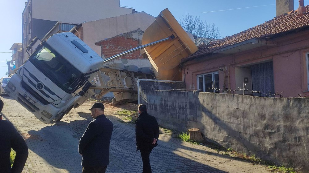 Hafriyat kamyonunun damperi evin üzerine devrildi - 3