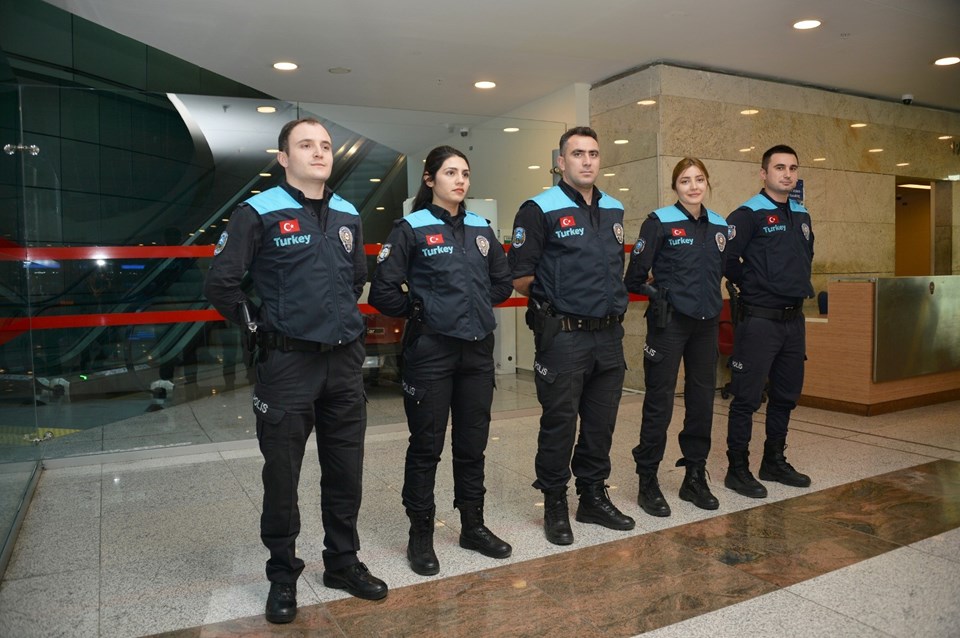 Pasaport polislerine yeni kıyafet ('Turkey değil Türkiye olsun' eleştirisi) - 2