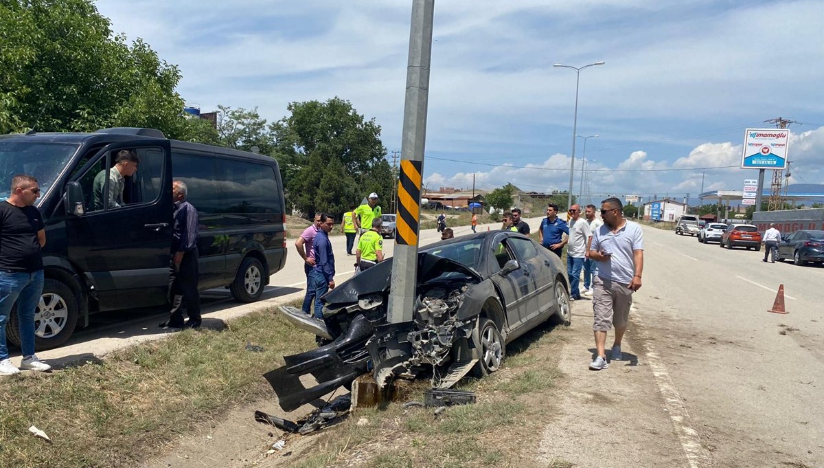 Sinop'ta otomobil aydınlatma direğine çarptı: 5 yaralı