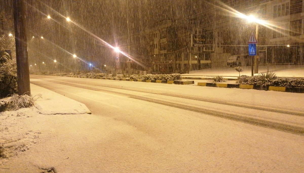 Bartın'da yoğun kar yağışı: Bartın-Cide sahil yolu ulaşıma kapandı
