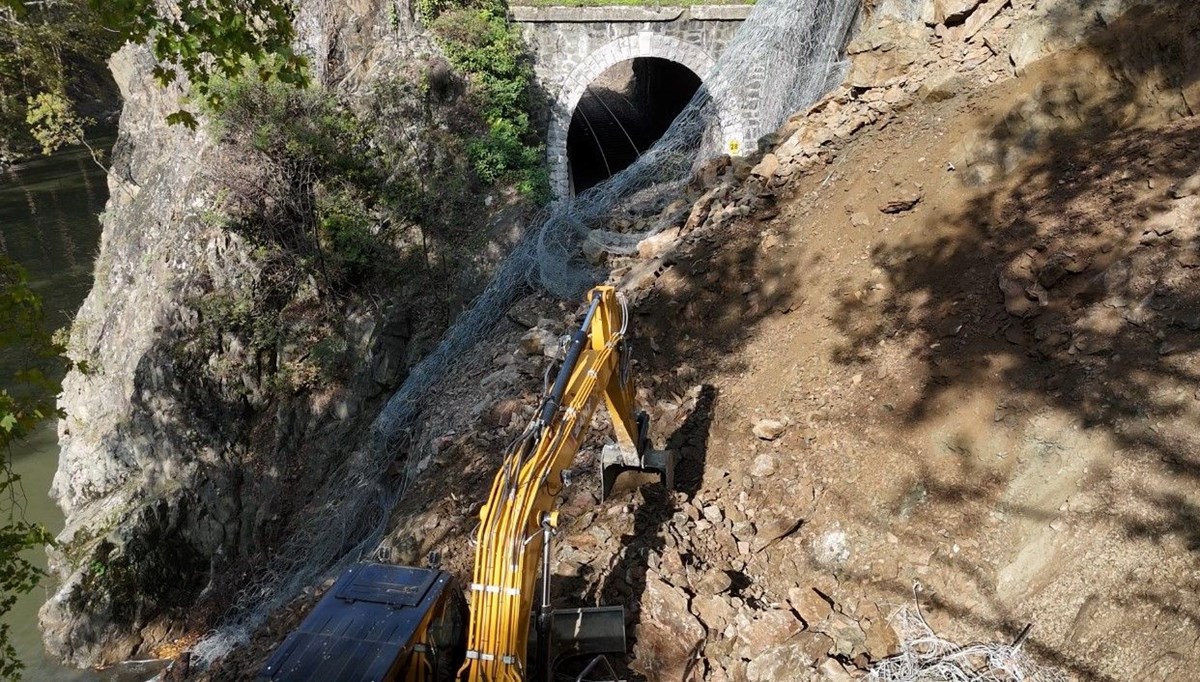 Heyelan demir yolunu kapattı: Seferler durduruldu