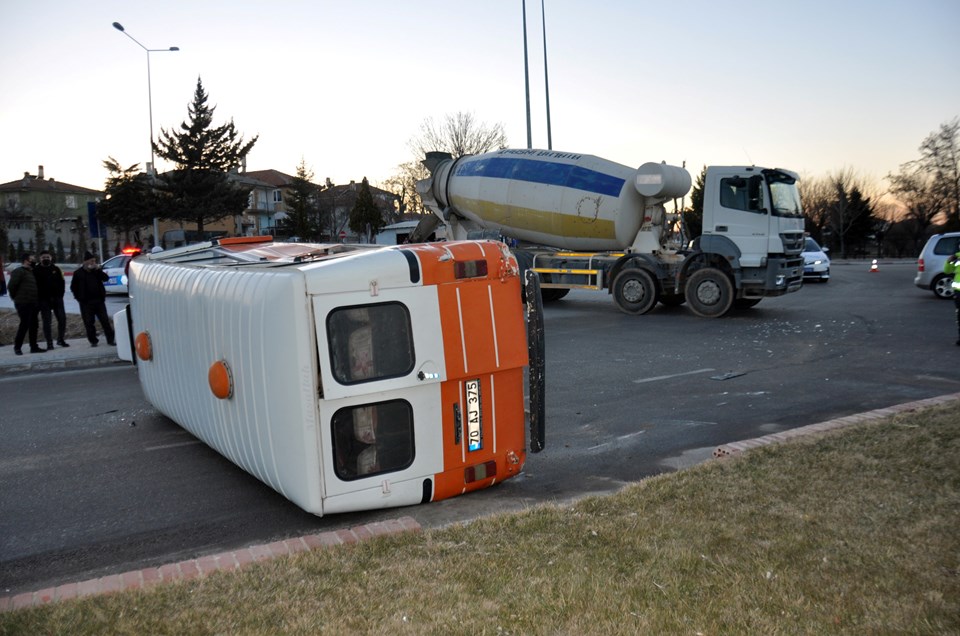 Beton mikseri ile minibüs çarpıştı; sürücülerden biri alkollü, diğeri ehliyetsiz çıktı - 1