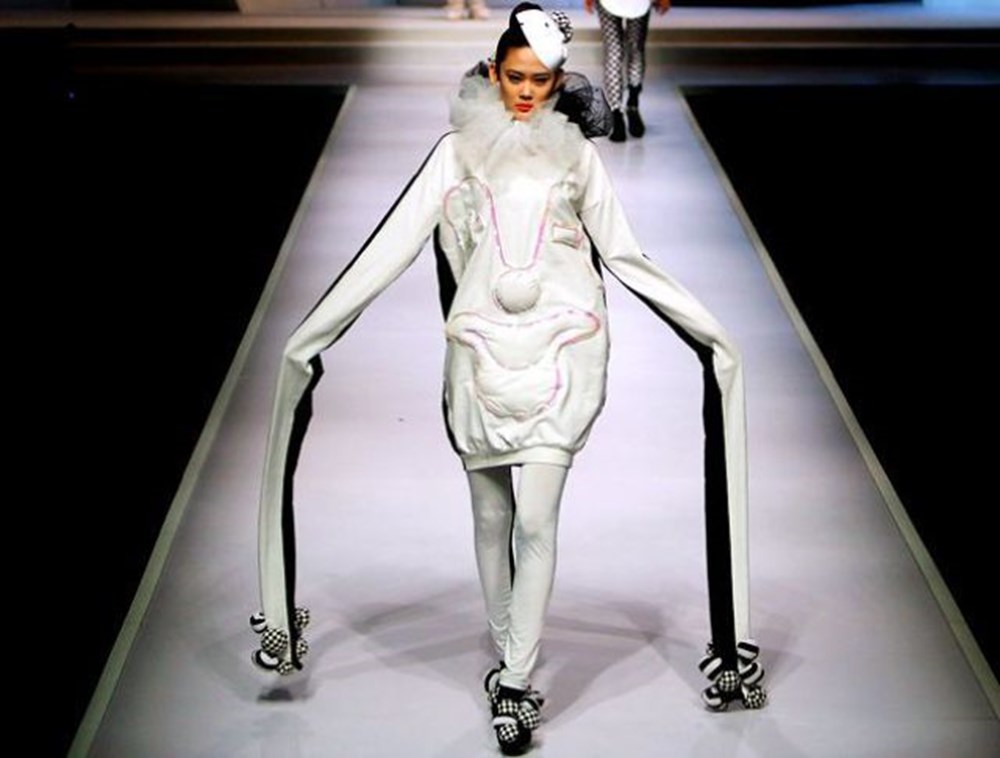 Леон дамм манекенщик. Леон дейм модель. Показ мод мем. Показ мод мем. Странные костюмы.