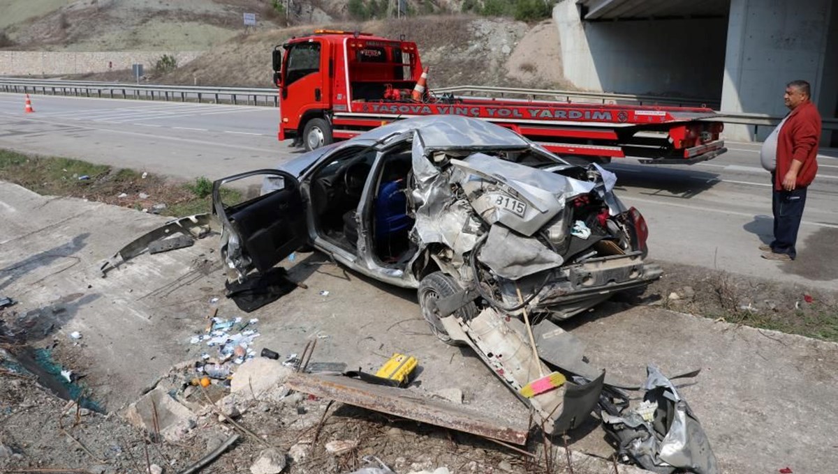 Cenaze yolunda kaza: 1 ölü, 1 yaralı