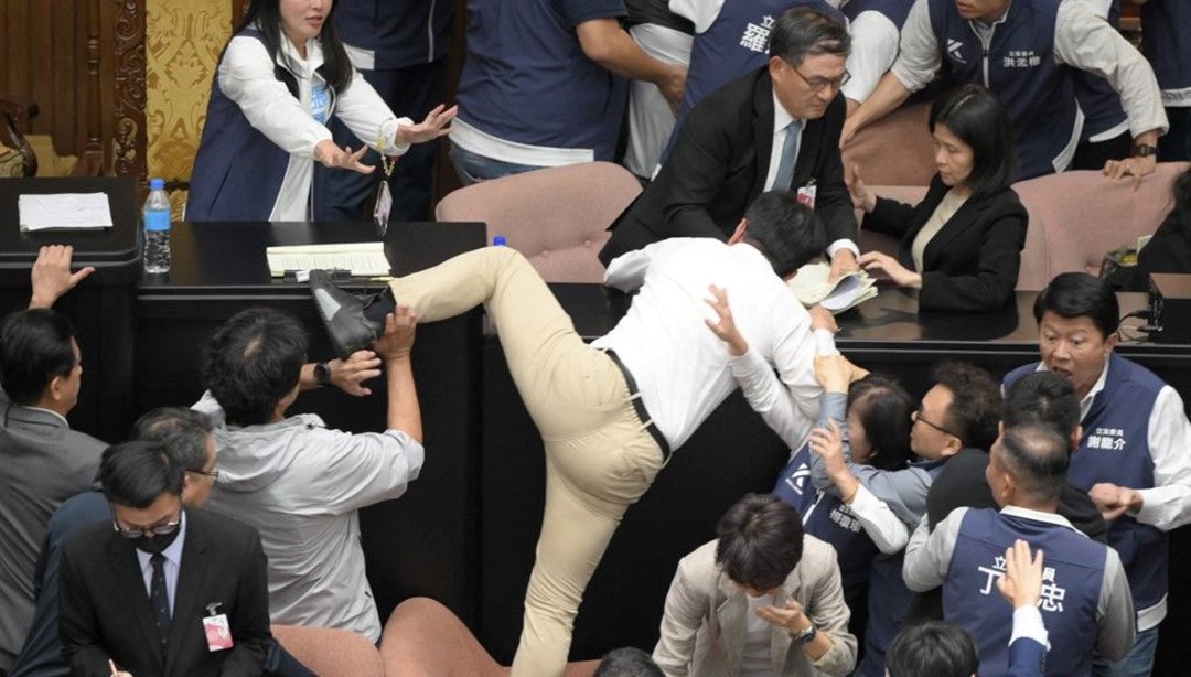 Tayvan parlamentosunda kavga: Milletvekili belgeleri alıp kaçtı